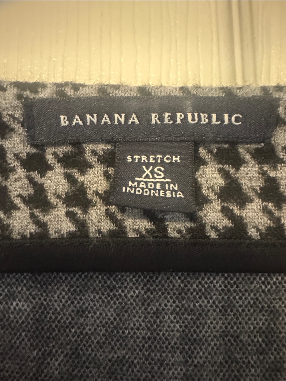 Banana Republic Women's Black and Gray Houndstooth Dress - V-Neck Cap Sleeve - Picture 2 of 5